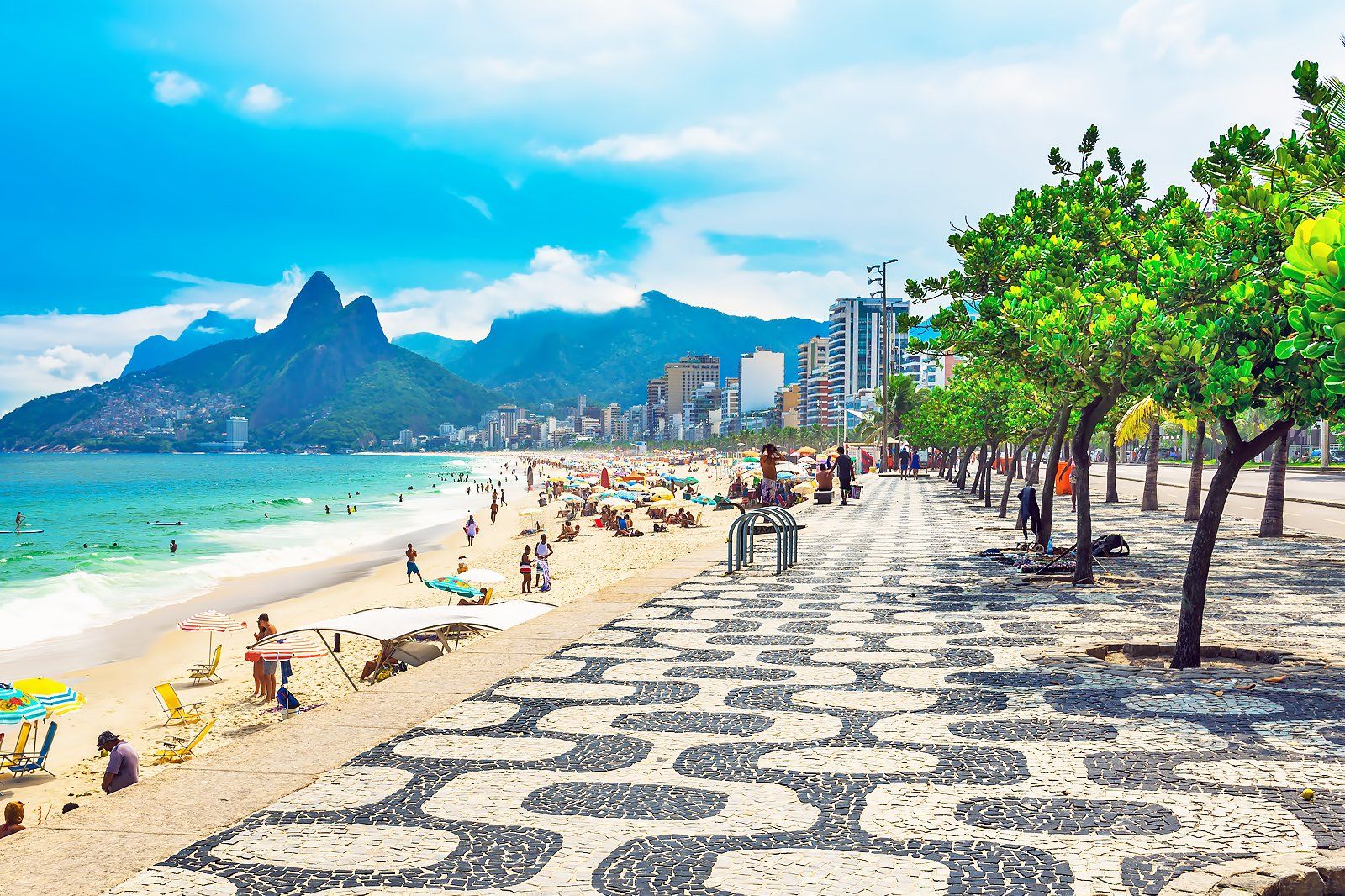 Praia de Ipanema e o calçadão em mosaico português, com o Morro Dois Irmãos ao fundo
